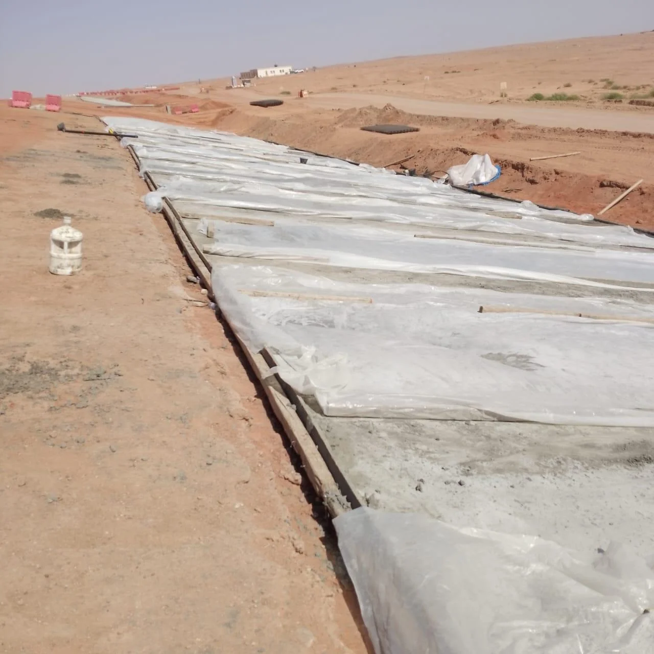 عناصر خرسانية قيد التنفيذ